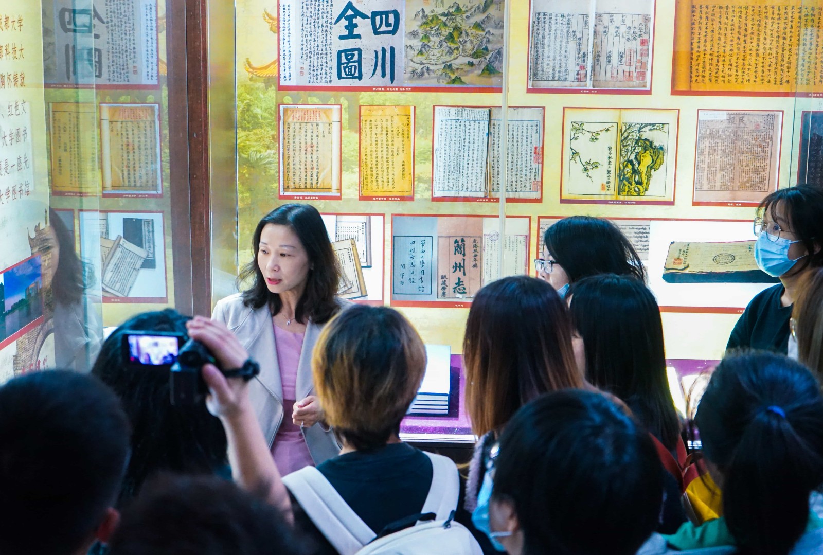 古籍特藏橱窗展览2.jpg
